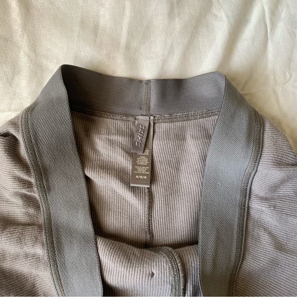 ♡ • SOLD!! SKIMS Grey Booty Shorts | Size M - Picture 3 of 3